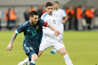 Szene aus Israel: Argentiniens Lionel Messi (l.) im Duell mit Uruguays Federico Valverde.
