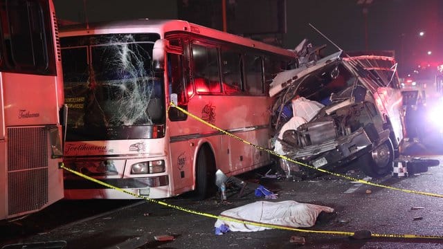 Ein Kleinbus ist in Mexiko auf einer Schnellstraße in einen Linienbus gerast. Ein Kleinbus ist in Mexiko auf einer Schnellstraße in einen Linienbus gerast.