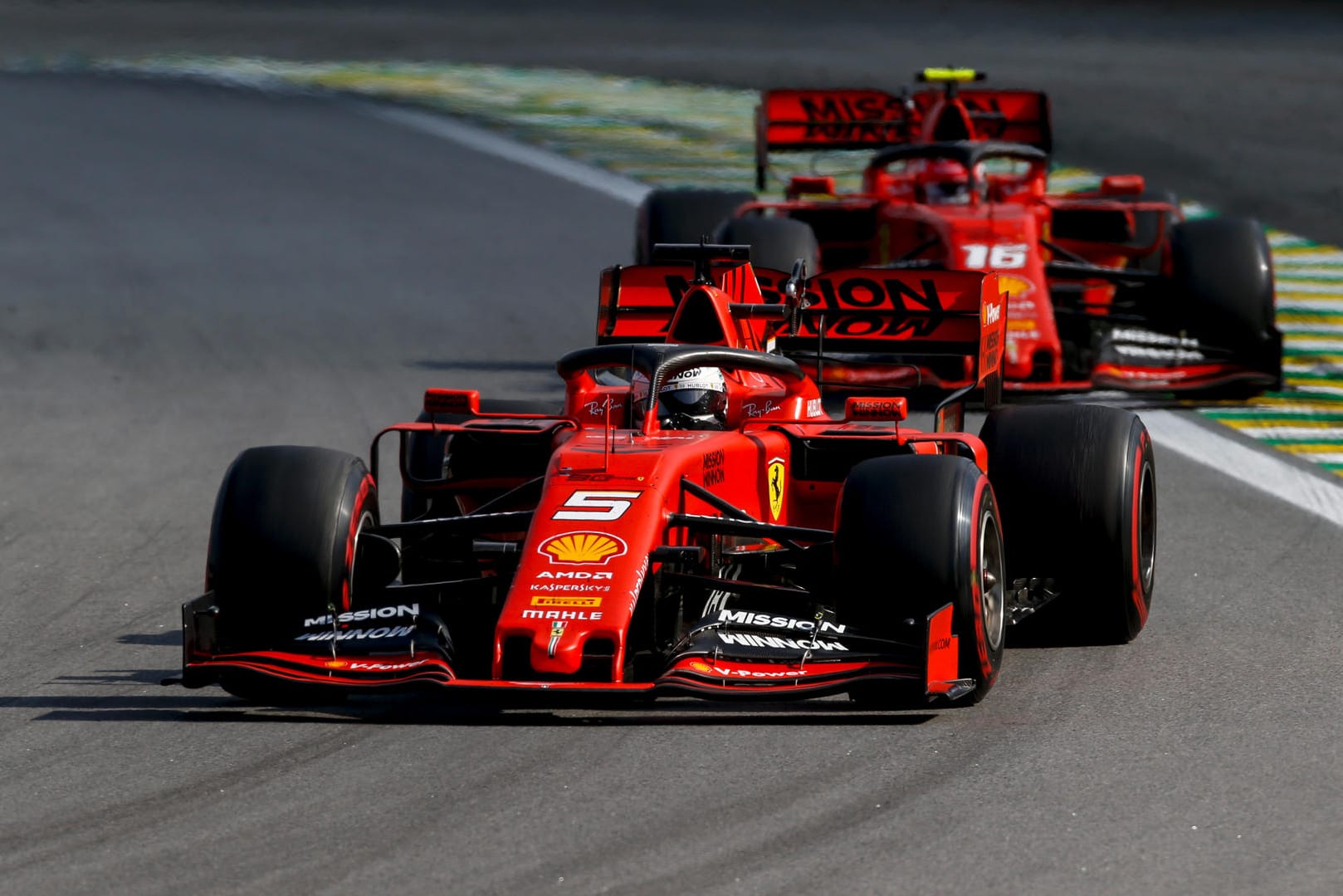 In der vergangenen Saison krachte es zwischen Vettel und Leclerc. Auch abseits der Strecke sollen sie sich nicht gut verstanden haben. Doch die beiden Piloten sind nicht die ersten Teamrivalen, die sich zofften. t-online.de hat die heißesten Teamduelle zusammengestellt.