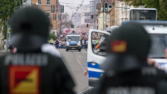 Für die Partie Stuttgart gegen Karlsruhe werden nur etwa 400 bis 600 Beamte eingesetzt. Für die Partie Stuttgart gegen Karlsruhe werden nur etwa 400 bis 600 Beamte eingesetzt.