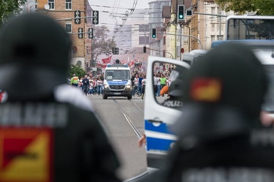 Für die Partie Stuttgart gegen Karlsruhe werden nur etwa 400 bis 600 Beamte eingesetzt.