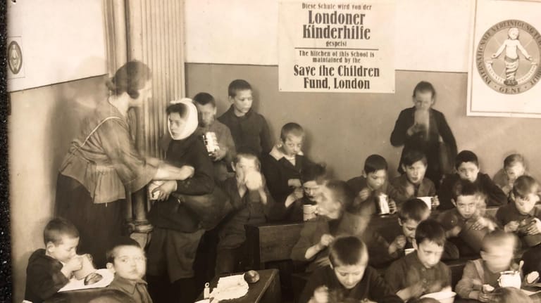 "Berliner Schulspeisung": Kinderspeisung an einer Neuköllner Schule 1924.