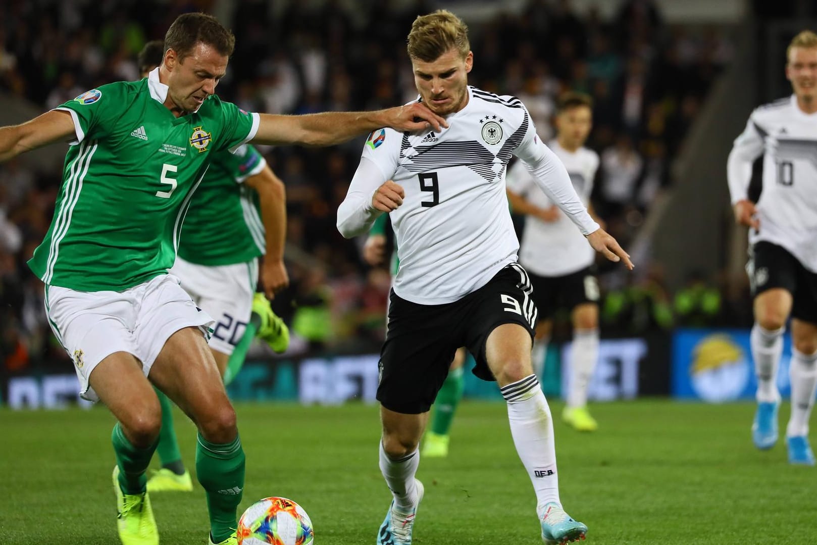 Im Hinspiel: Timo Werner (r.) im Zweikampf mit dem Nordiren Ciaron Brown.
