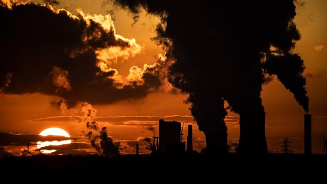 Hinter dem Braunkohlekraftwerk Niederaußem im rheinischen Revier geht die Sonne unter. Hinter dem Braunkohlekraftwerk Niederaußem im rheinischen Revier geht die Sonne unter.