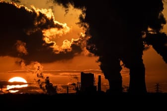 Hinter dem Braunkohlekraftwerk Niederaußem im rheinischen Revier geht die Sonne unter.