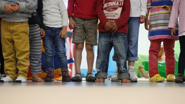 Die Zahl der von Armut gefährdeten Kinder ist leicht gesunken, bei von Gewalt und Vernachlässigung gefährdeten gibt es jedoch einen Anstieg. Die Zahl der von Armut gefährdeten Kinder ist leicht gesunken, bei von Gewalt und Vernachlässigung gefährdeten gibt es jedoch einen Anstieg.