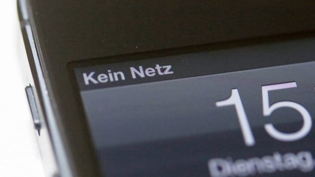 Ein Smartphone ohne Empfang - der Branchenverband Bitkom zeigt auf einer Karte, wo das Problem am größten ist.