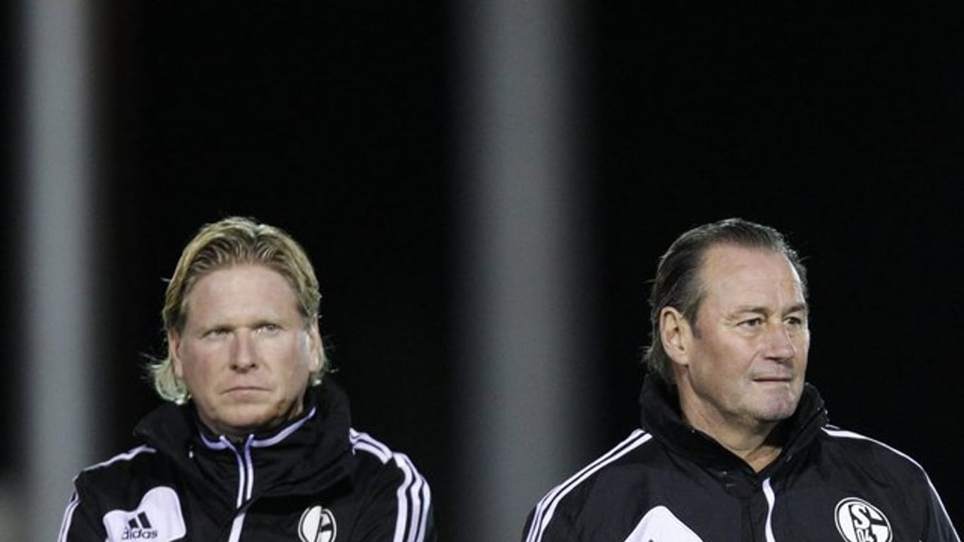 Huub Stevens (r) hat Zweifel an der Eignung von Markus Gisdol als Trainer beim FC Köln.