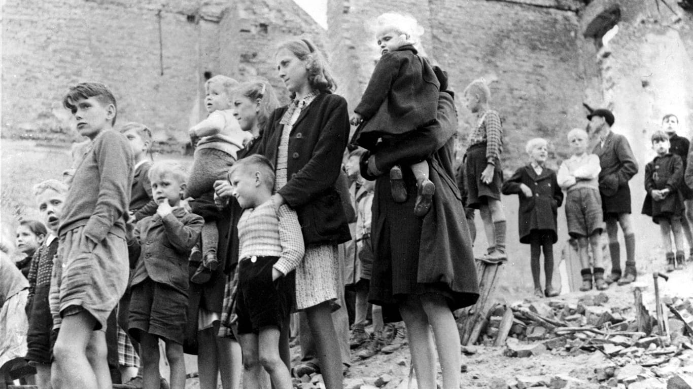 Berlin 1945: Kinder und Jugendliche in der zerstörten Stadt.