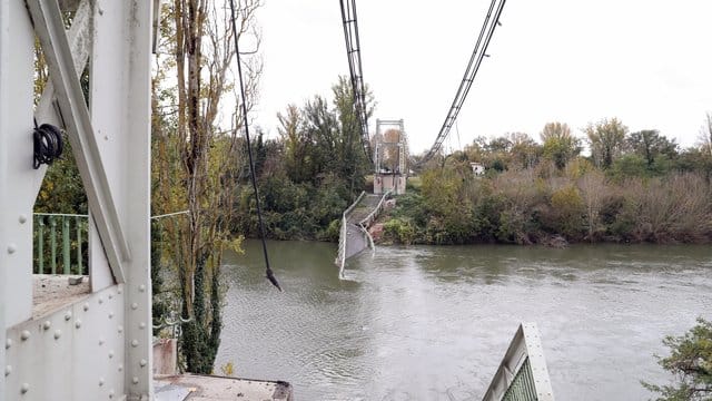 Überreste der Hängebrücke, die die Orte Mirepoix-sur-Tarn und Bessieres verband, liegen im Fluss Tarn. Überreste der Hängebrücke, die die Orte Mirepoix-sur-Tarn und Bessieres verband, liegen im Fluss Tarn.