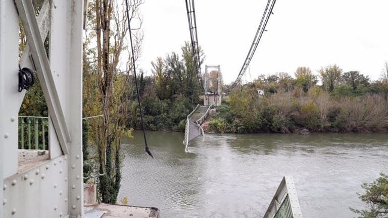 Überreste der Hängebrücke, die die Orte Mirepoix-sur-Tarn und Bessieres verband, liegen im Fluss Tarn.