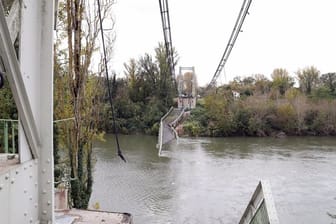 Überreste der Hängebrücke, die die Orte Mirepoix-sur-Tarn und Bessieres verband, liegen im Fluss Tarn.