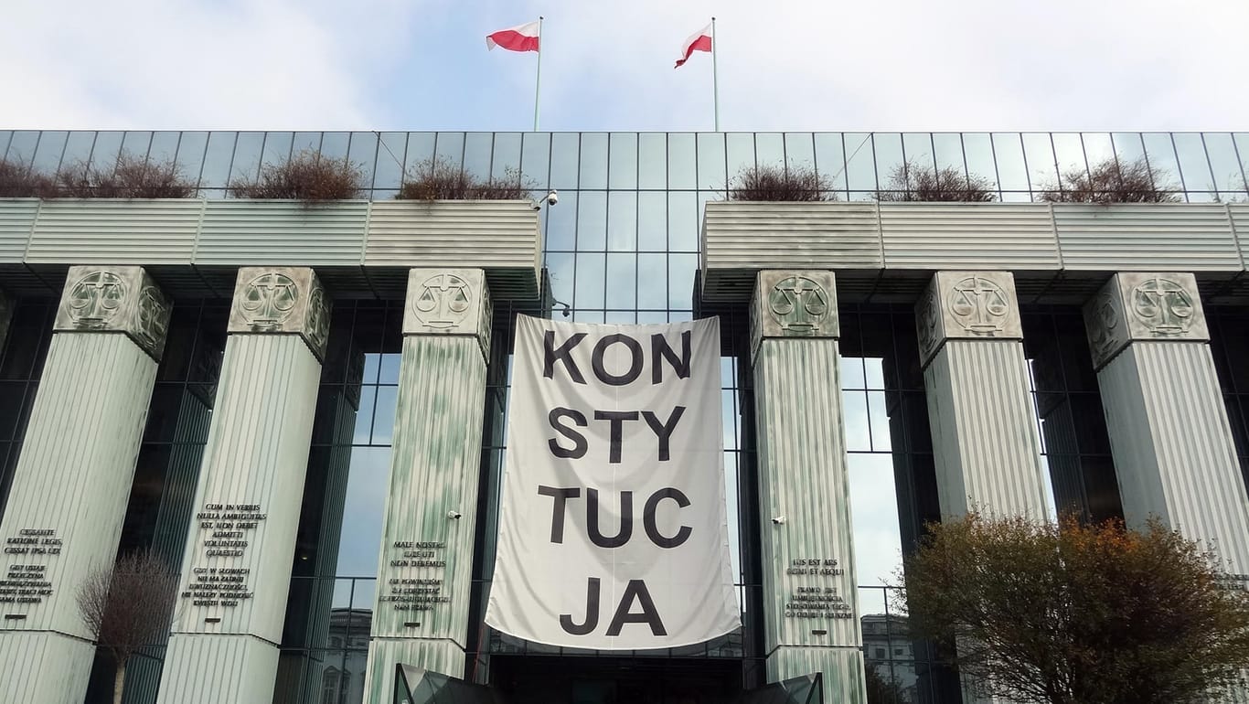 Das Oberste Gericht in Warschau mit einem Banner mit der Aufschrift "Verfassung": Die Richter sollen hier entscheiden, ob die neue Kammer mit EU-Recht vereinbar ist.