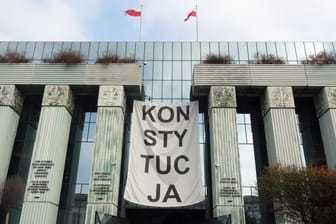 Das Oberste Gericht in Warschau mit einem Banner mit der Aufschrift "Verfassung": Die Richter sollen hier entscheiden, ob die neue Kammer mit EU-Recht vereinbar ist.