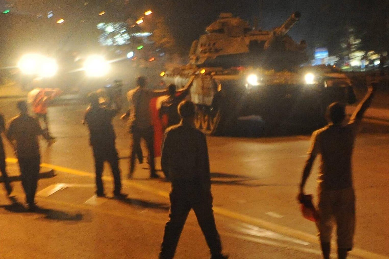 15. Juli 2016: Menschen in Ankara demonstrieren gegen einen Putschversuch. Noch heute wird ermittelt – nun kam es zu zahlreichen Festnahmen.