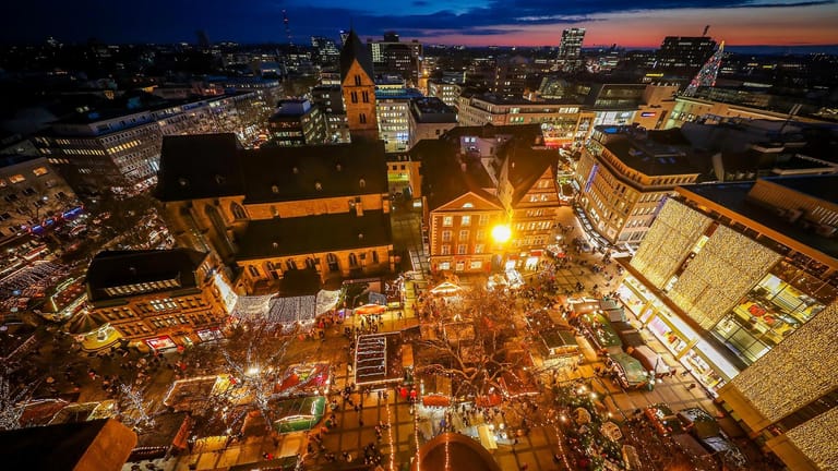 Weihnachtsmarkt in Dortmund: An rund 300 Ständen gibt es Kunsthandwerk, Accessoires und Glühwein.