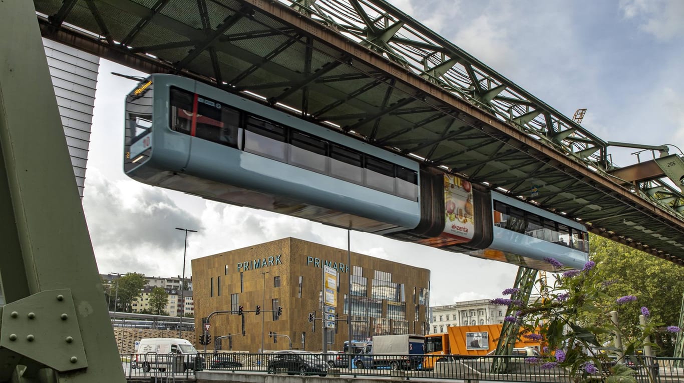 Ein Zug der Wuppertaler Schwebebahn: In der Station Loher Brücke wird ein neuer Ticketautomat getestet.