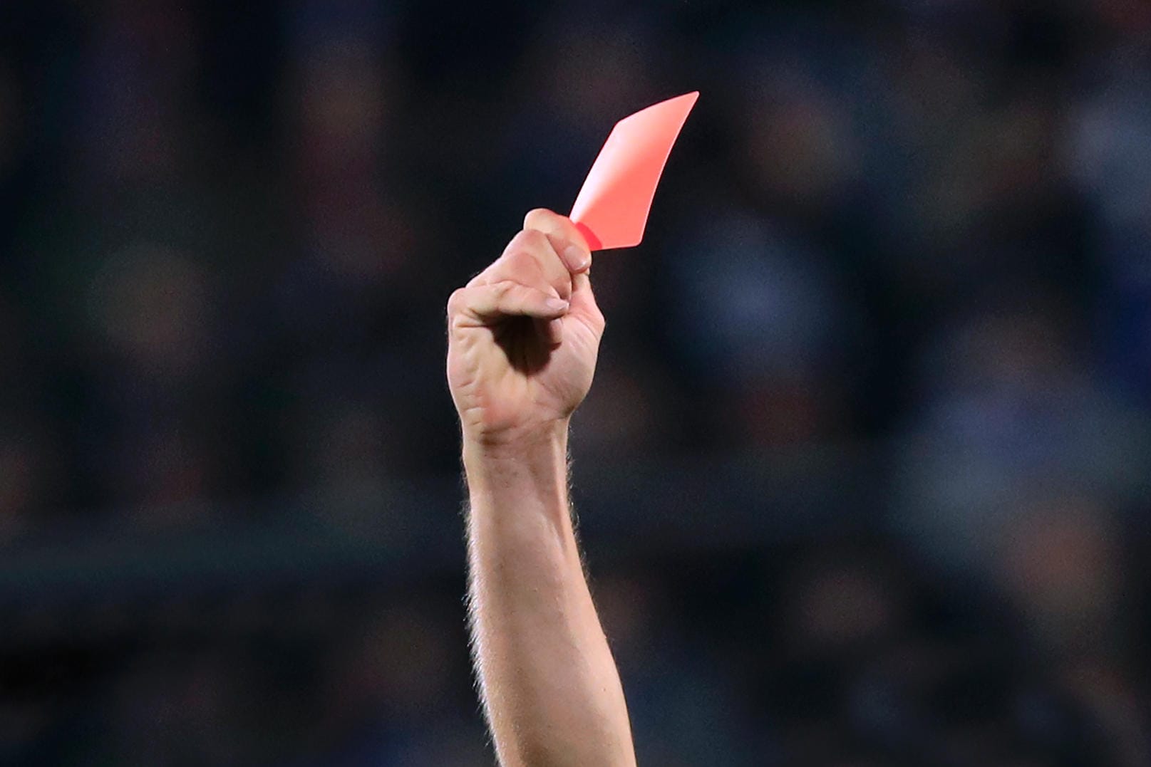 Rote Karte: In einem Kreisliga C-Spiel wurde der Schiedsrichter attackiert, nachdem er eine rote Karte gab (Symbolbild).