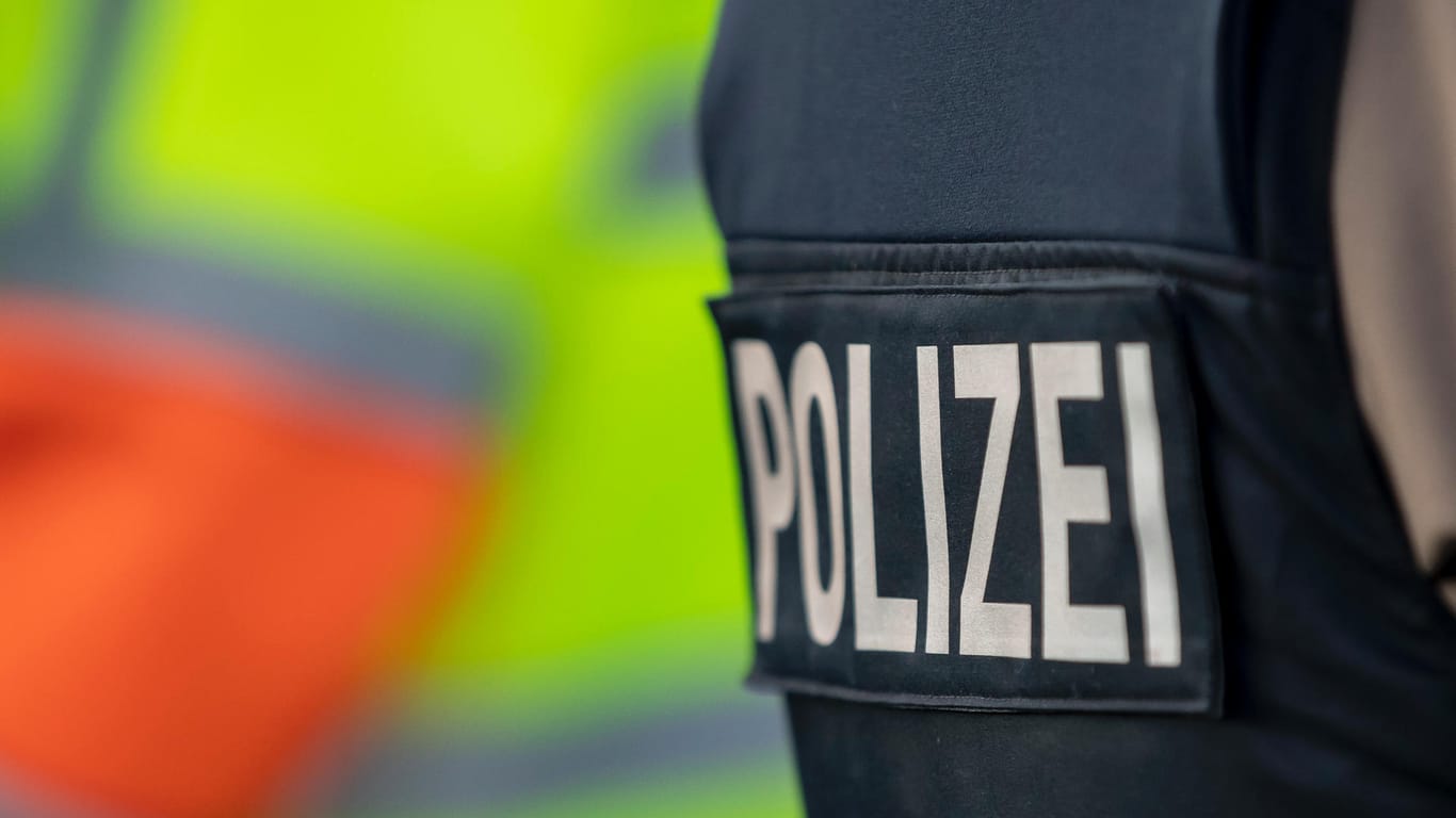 Polizist im Einsatz: Spezialkräfte durchkämmten Wohnungen und Geschäftsräume im Lübecker Stadtteil Genin (Symbolbild).
