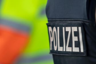 Polizist im Einsatz: Spezialkräfte durchkämmten Wohnungen und Geschäftsräume im Lübecker Stadtteil Genin (Symbolbild).