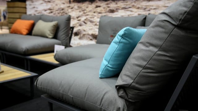 Zwei Sofas mit Kissen: Bei neuen Sesseln oder Sofas können Kuhlen auftreten – kann ich sie deshalb zurückgeben?