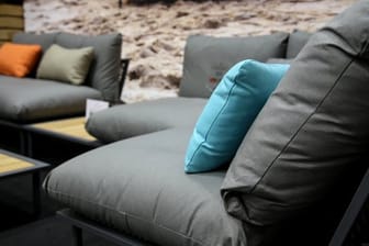 Zwei Sofas mit Kissen: Bei neuen Sesseln oder Sofas können Kuhlen auftreten – kann ich sie deshalb zurückgeben?