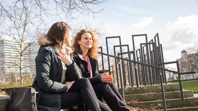 Zwei Frauen unterhalten sich: Soziale Kontakte sind wichtig – auch für die Gesundheit.