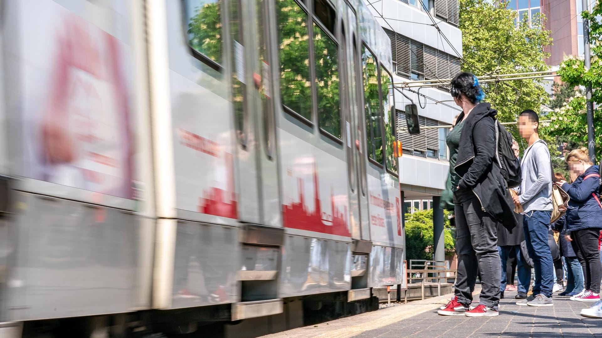 Fehlende Barrierefreiheit an Bahnsteigen: Wie hier am Barabrossaplatz in Köln ist das für viele Rollstuhlfahrer ein Problem. Fehlende Barrierefreiheit an Bahnsteigen: Wie hier am Barabrossaplatz in Köln ist das für viele Rollstuhlfahrer ein Problem.