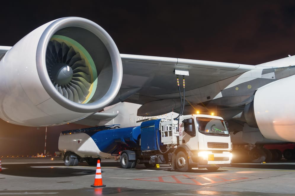 Die Turbine eines Flugzeuges: Laut Airlines-Chefs machen Steuern den Luftverkehrssektor nicht sauberer.