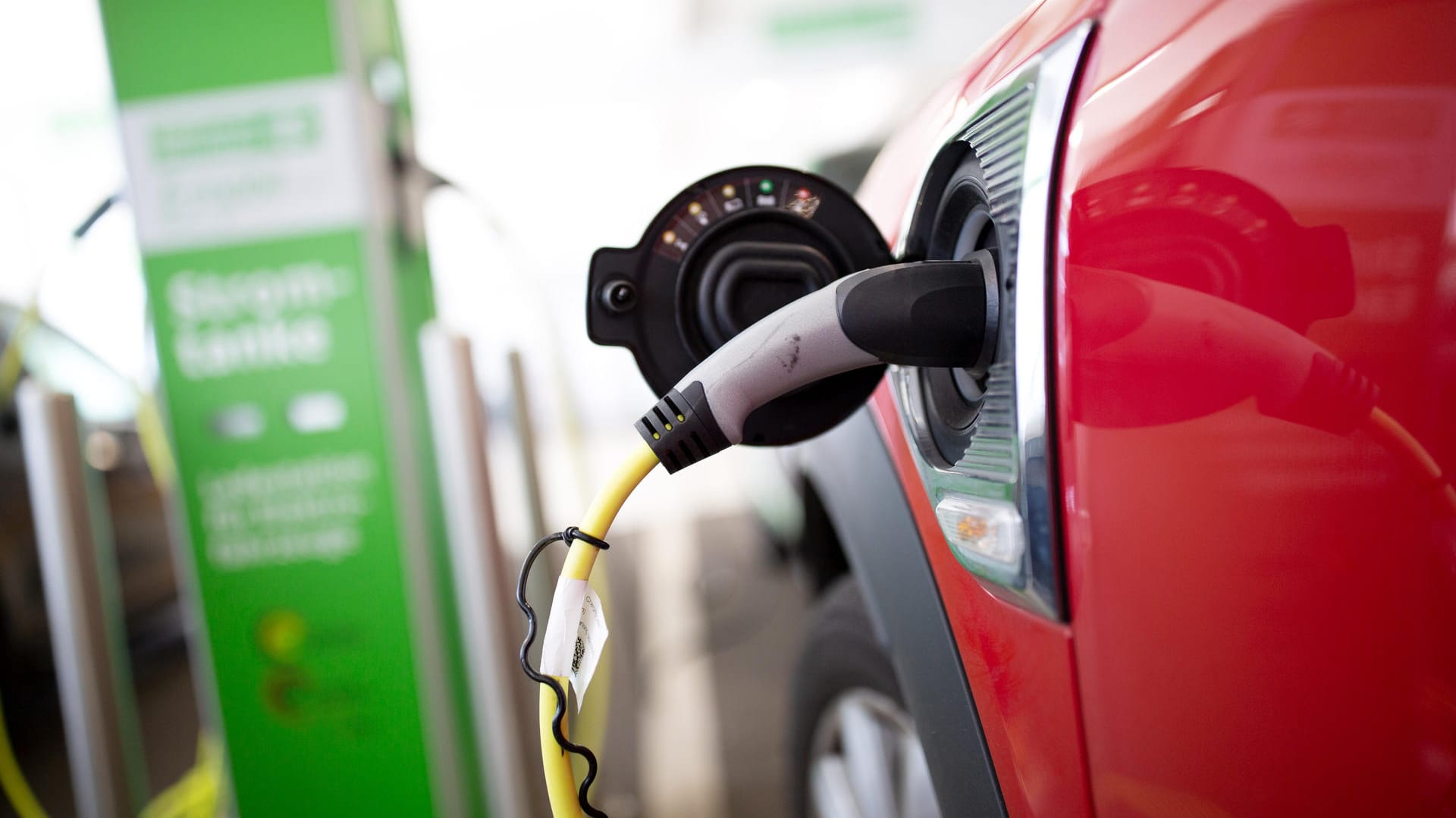 Ein Elektroauto wird geladen: Der Marktanteil ist zwar nach wie vor sehr niedrig, soll sich aber voraussichtlich im kommenden Jahr verdoppeln. Ein Elektroauto wird geladen: Der Marktanteil ist zwar nach wie vor sehr niedrig, soll sich aber voraussichtlich im kommenden Jahr verdoppeln.