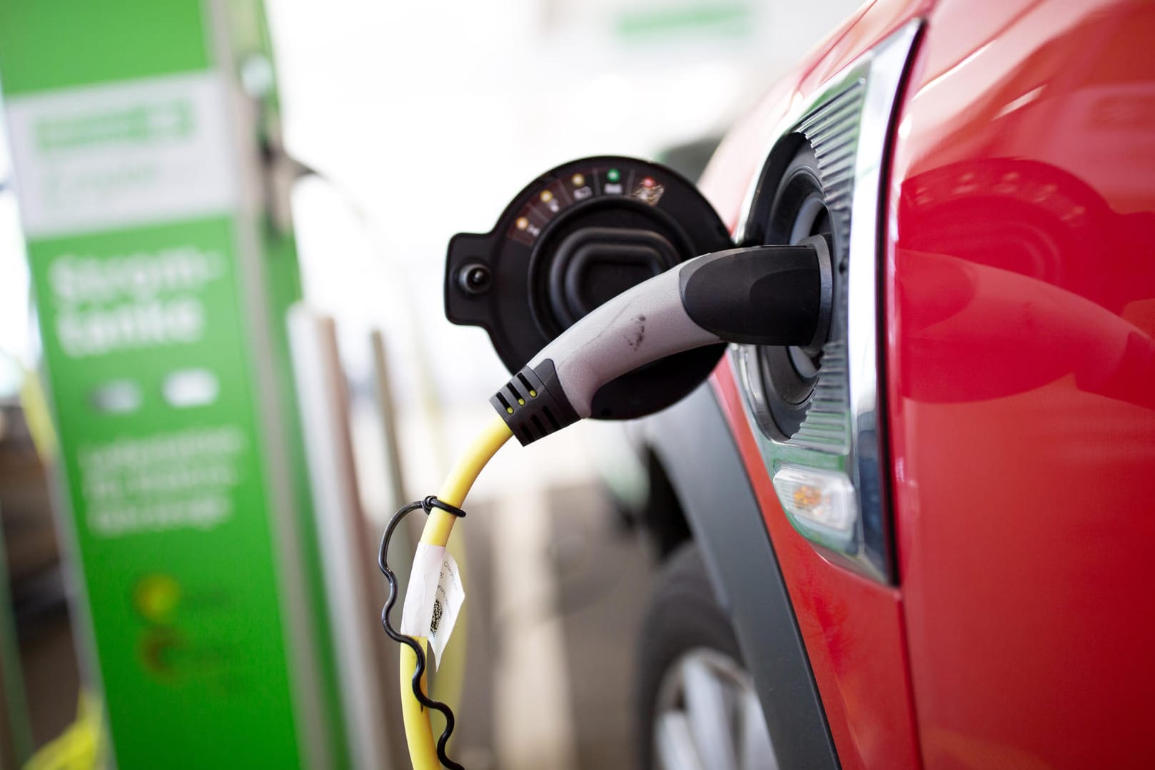 Ein Elektroauto wird geladen: Der Marktanteil ist zwar nach wie vor sehr niedrig, soll sich aber voraussichtlich im kommenden Jahr verdoppeln.