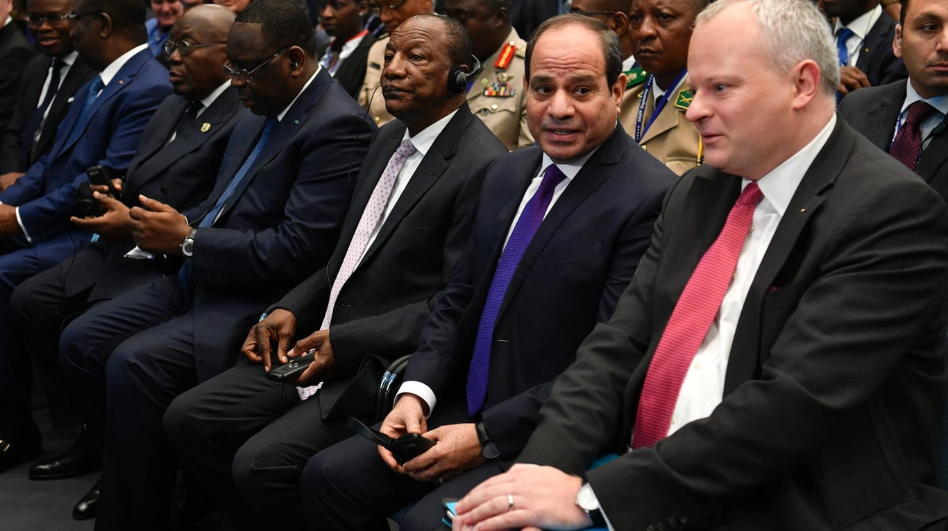 Der Vorsitzende des Afrika-Vereins der deutschen Wirtschaft, Stefan Liebing, mit Ägyptens Präsident Abdel Fattah al-Sisi und weiteren Gästen der Konferenz "Compact with Africa" in Berlin.
