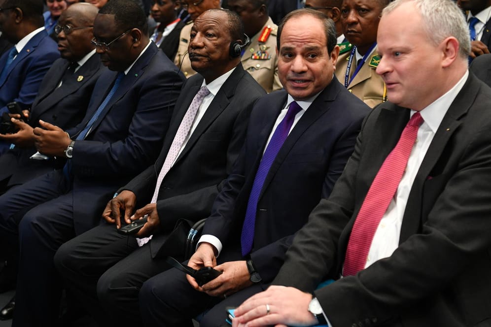 Der Vorsitzende des Afrika-Vereins der deutschen Wirtschaft, Stefan Liebing, mit Ägyptens Präsident Abdel Fattah al-Sisi und weiteren Gästen der Konferenz "Compact with Africa" in Berlin.