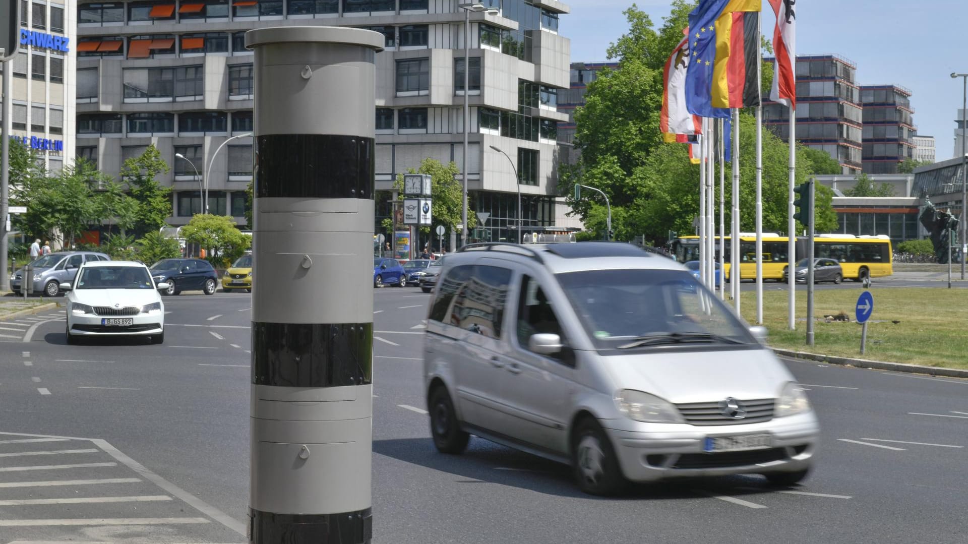 Auto fährt an Blitzer vorbei: Oft wird bei Geschwindigkeitsüberschreitungen ein Bußgeld fällig.