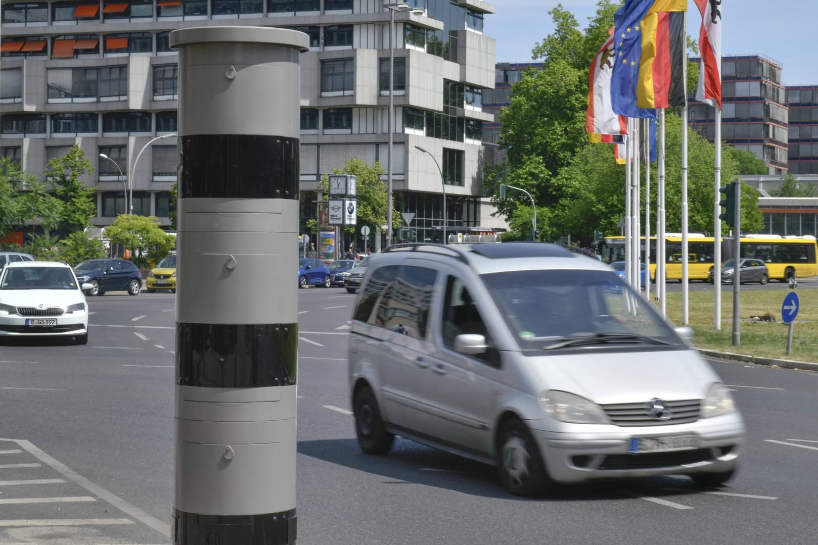 Auto fährt an Blitzer vorbei: Oft wird bei Geschwindigkeitsüberschreitungen ein Bußgeld fällig.