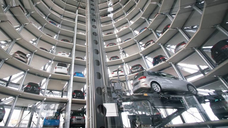 Neuwagen in der VW-Autostadt: Der Wolfsburger Konzern konnte seinen Absatz im Oktober EU-weit deutlich erhöhen.