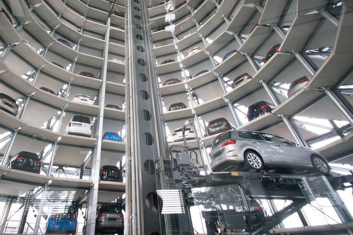 Neuwagen in der VW-Autostadt: Der Wolfsburger Konzern konnte seinen Absatz im Oktober EU-weit deutlich erhöhen.