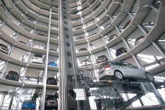Neuwagen in der VW-Autostadt: Der Wolfsburger Konzern konnte seinen Absatz im Oktober EU-weit deutlich erhöhen.
