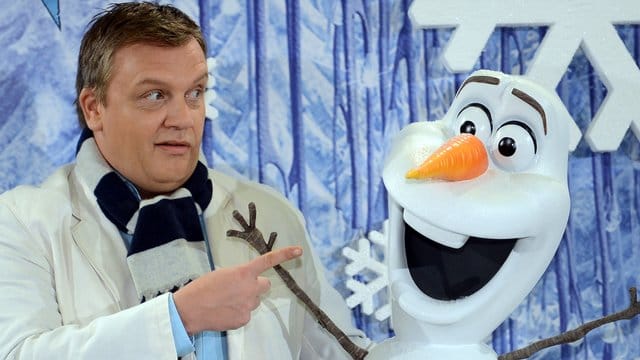 Hape Kerkeling neben Schneemann Olaf, den er synchronisiert.
