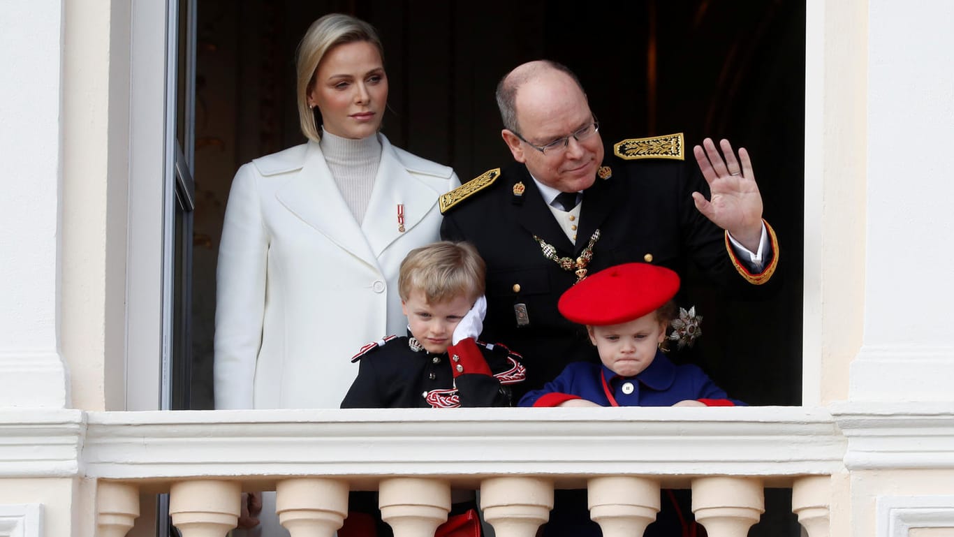 Monacos Fürstenfamilie: Zum Nationalfeiertag tritt Fürst Albert mit seiner Frau Charlène und den beiden Kindern Jacques und Gabriella auf den Balkon des Palastes.