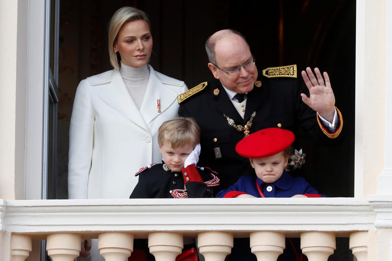 Monacos Fürstenfamilie: Zum Nationalfeiertag tritt Fürst Albert mit seiner Frau Charlène und den beiden Kindern Jacques und Gabriella auf den Balkon des Palastes.