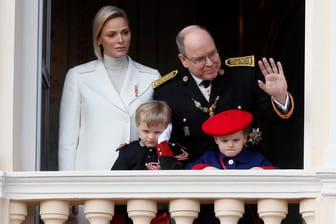 Monacos Fürstenfamilie: Zum Nationalfeiertag tritt Fürst Albert mit seiner Frau Charlène und den beiden Kindern Jacques und Gabriella auf den Balkon des Palastes.