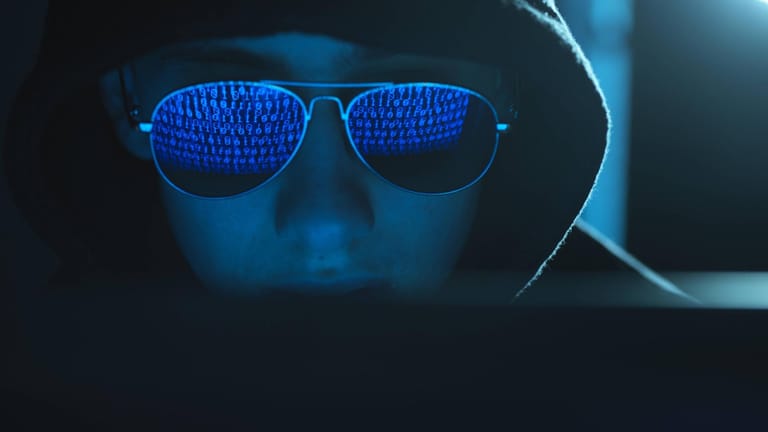 Eine symbolische Darstellung eines Cyberkriminellen am PC: Nutzer müssen sich bald auf neue Angriffe gefasst machen.