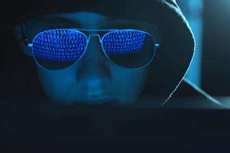 Eine symbolische Darstellung eines Cyberkriminellen am PC: Nutzer müssen sich bald auf neue Angriffe gefasst machen.