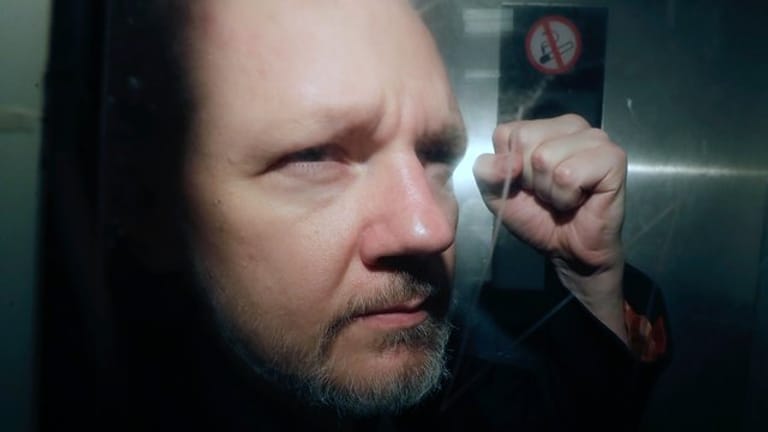 Julian Assange verlässt im Mai 2019 ein Gericht in London.