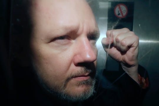 Julian Assange verlässt im Mai 2019 ein Gericht in London.