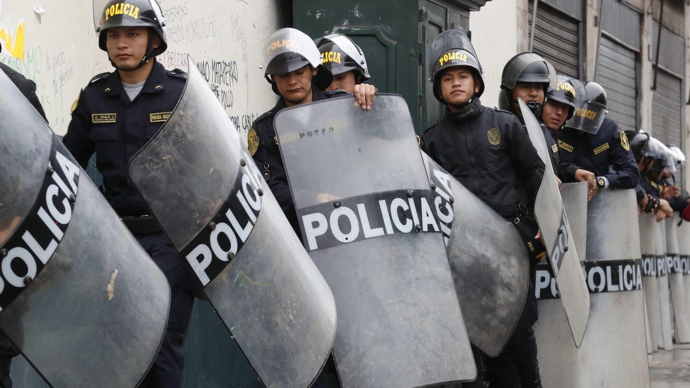 Mussten beim Pokalspiel einschreiten: Die peruanische Polizei.
