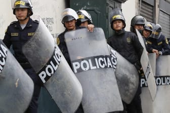 Mussten beim Pokalspiel einschreiten: Die peruanische Polizei.