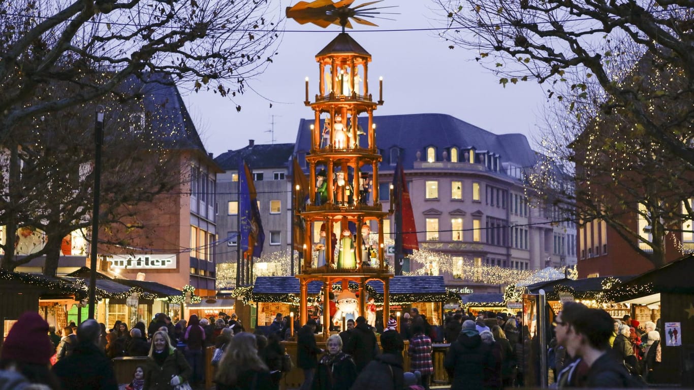 Die 11 Meter hohe Pyramide auf dem Weihnachtsmarkt in Mainz: Auch 2019 wird sie ein Highlight in der Stadt sein.