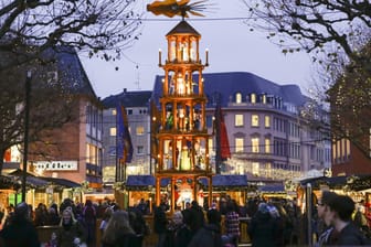 Die 11 Meter hohe Pyramide auf dem Weihnachtsmarkt in Mainz: Auch 2019 wird sie ein Highlight in der Stadt sein.